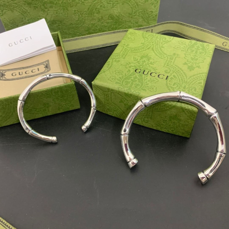 G*u*i bracelets